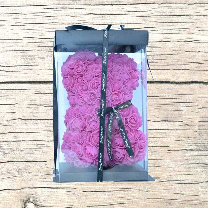 Ourson mousse en roses roses artificielles dans sa boite. – Image 3
