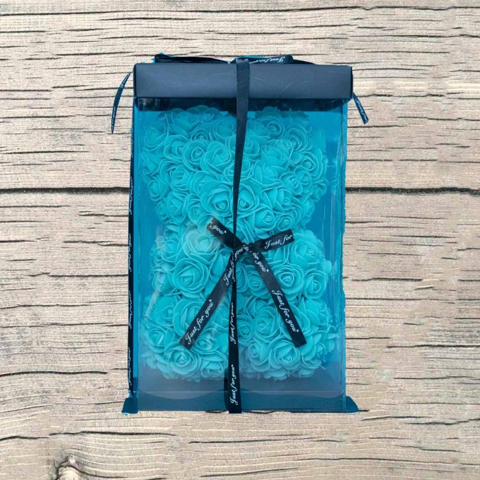 Ourson mousse en roses turquoises artificielles dans sa boite. – Image 3