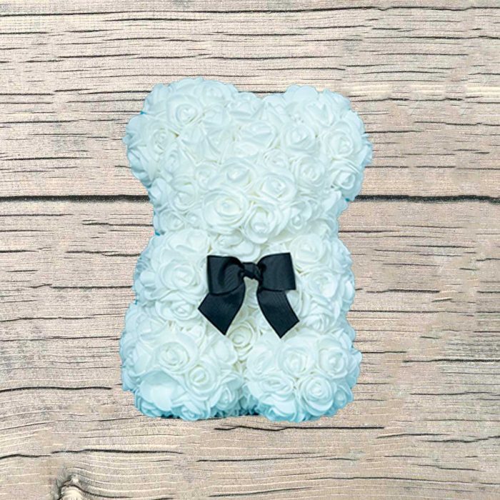 Ourson mousse en roses blanches artificielles dans sa boite.