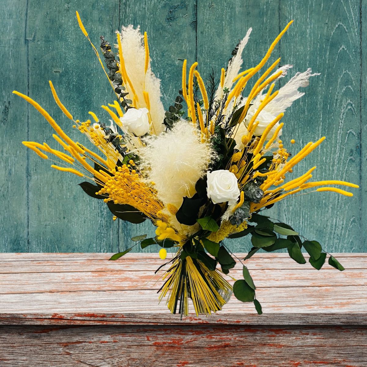 Bouquet de fleurs stabilisées et séchées blanches et jaunes