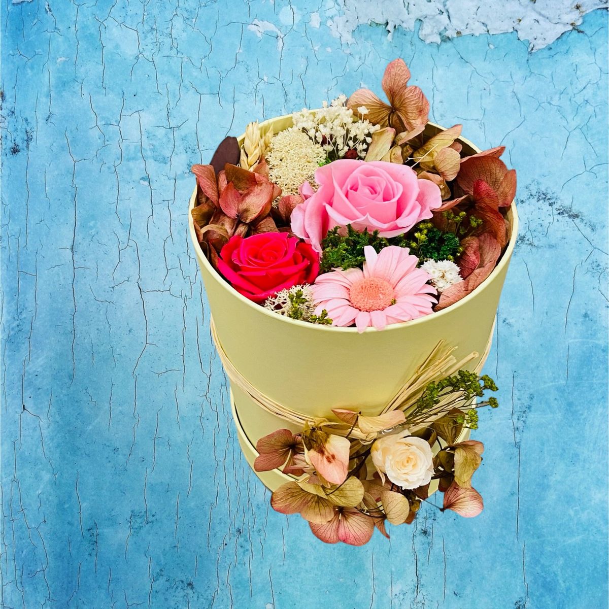 Boîte à chapeau composée de fleurs stabilisées et séchées roses