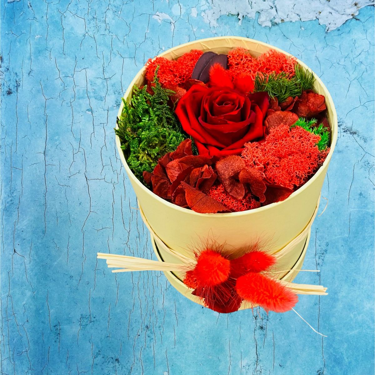 Boîte à chapeau composée de fleurs stabilisées et séchées rouges