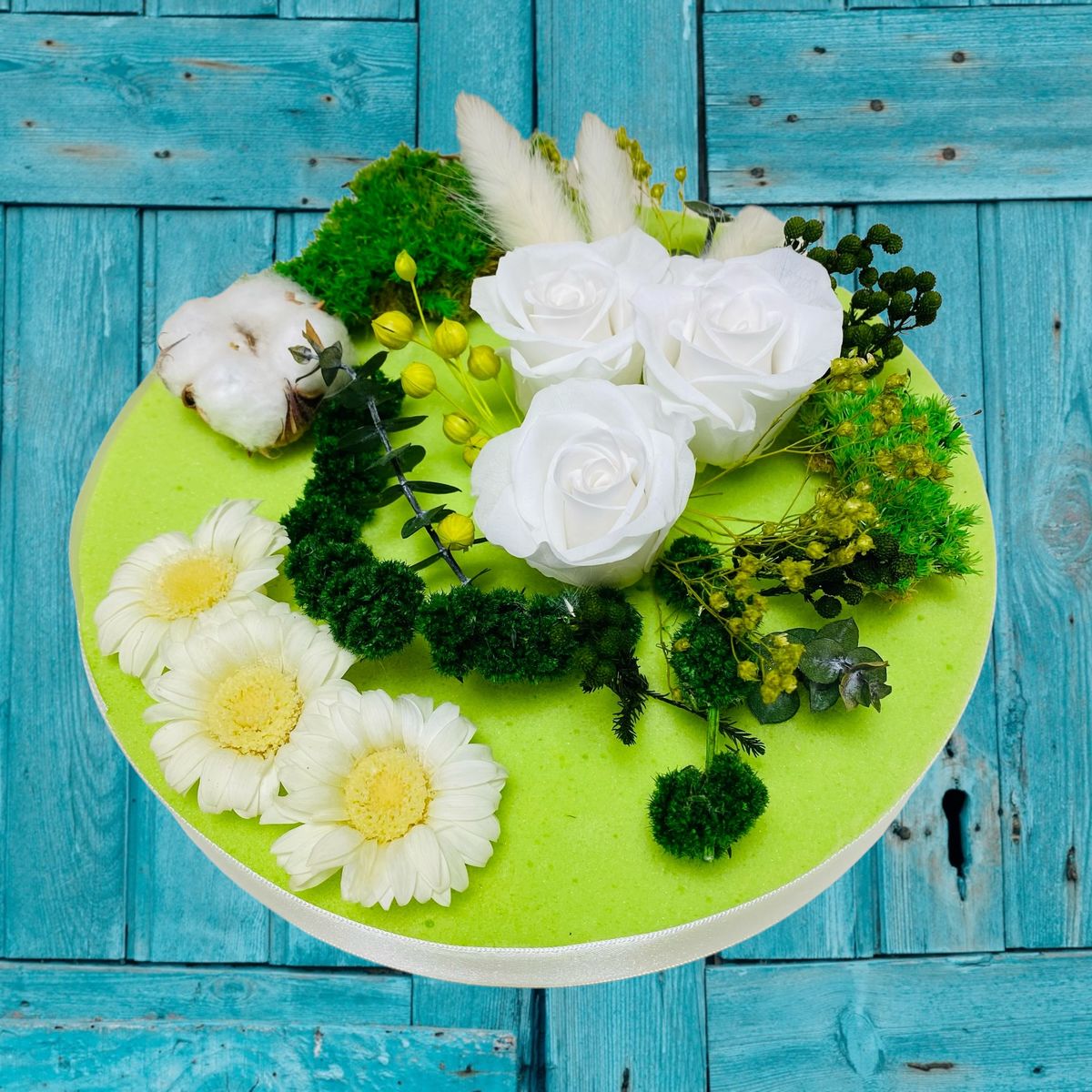 Gâteau de fleurs séchées vert et blanc