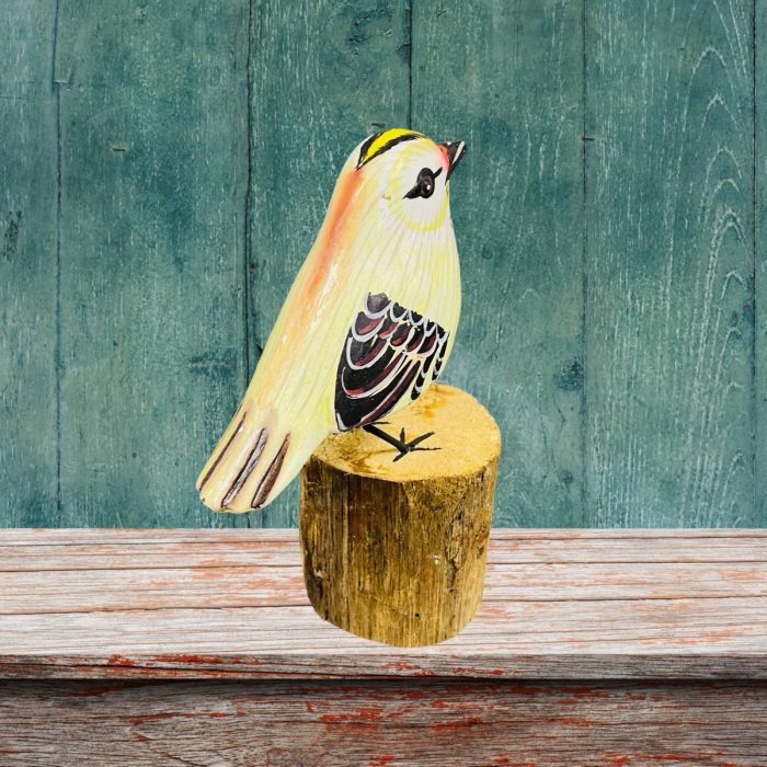 Petit oiseau en bois artisanal jaune – Image 2